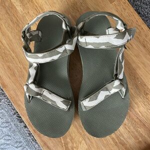 Women’s Teva size 8 platform sandals
